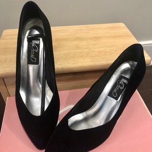 LChase Vintage black velvet kitten heel shoes